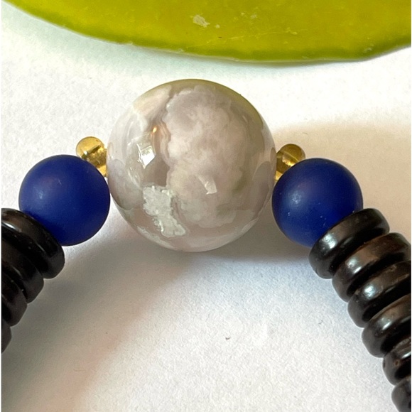 Flower Agate Bracelet With Coconut Shell Beaded Stretchy Bracelet - Picture 2 of 4